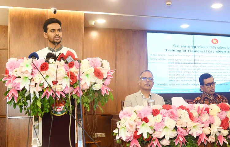 গুলশানে ঢাকা উত্তর সিটি করপোরেশনের নগর ভবনে তিন চাকার স্বল্প গতির ব্যাটারিচালিত রিক্সা (ই-রিক্সা) প্রশিক্ষণ কর্মসূচির উদ্বোধন অনুষ্ঠানে প্রধান অতিথির বক্তৃতা করেন স্থানীয় সরকার, পল্লী উন্নয়ন ও সমবায় উপদেষ্টা আসিফ মাহমুদ সজীব ভূঁইয়া। ছবি: পিআইডি