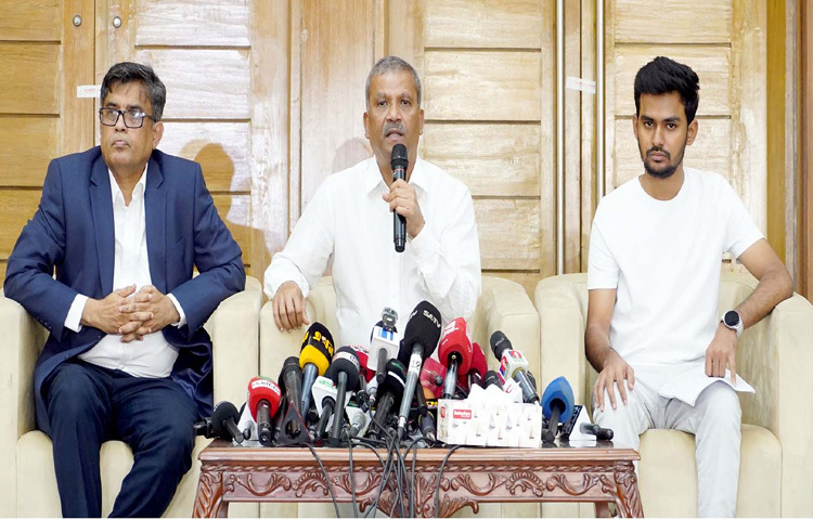 ঢাকায় ফরেন সার্ভিস একাডেমিতে উপদেষ্টা পরিষদের সভা শেষে সাংবাদিকদের ব্রিফ করেন আইন, বিচার ও সংসদ বিষয়ক উপদেষ্টা ড. আসিফ নজরুল। এসময় স্থানীয় সরকার, পল্লী উন্নয়ন ও সমবায় উপদেষ্টা আসিফ মাহমুদ সজীব ভূঁইয়া এবং প্রধান উপদেষ্টার প্রেস সচিব মোহাম্মদ শফিকুল আলম উপস্থিত ছিলেন। ছবি: পিআইডি