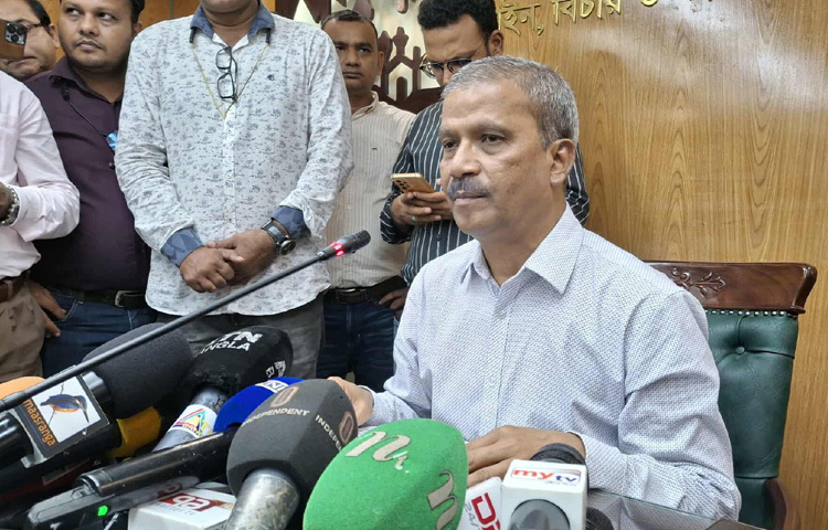 আগামী কিছুদিনের মধ্যে নির্বাচনের তারিখ ঘোষণা করা হবে বলে জানিয়েছেন আইন, বিচার ও সংসদ বিষয়ক উপদেষ্টা ড. আসিফ নজরুল। ছবি: মাসুদ রানা