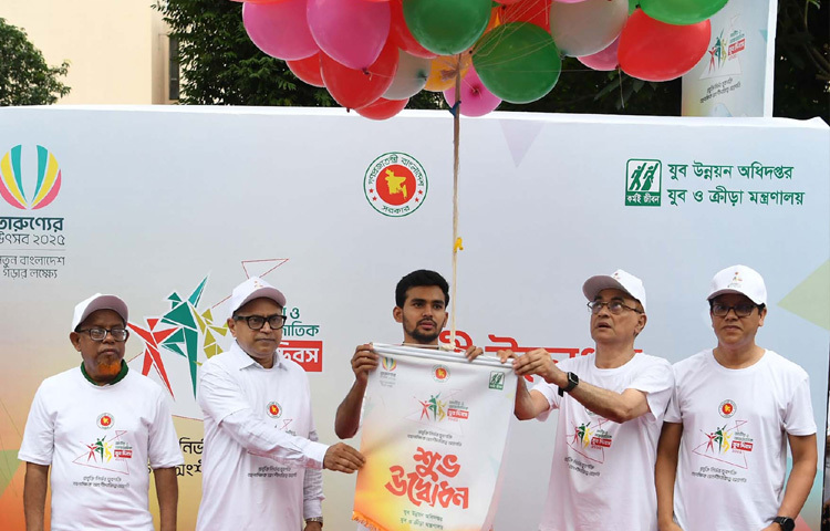 ঢাকায় শাহবাগে জাতীয় জাদুঘরের সামনে জাতীয় ও আন্তর্জাতিক যুব দিবস ২০২৫ উদযাপন উপলক্ষ্যে যুব র‍্যালির উদ্বোধন করেন যুব ও ক্রীড়া উপদেষ্টা আসিফ মাহমুদ সজীব ভূঁইয়া। ছবি: পিআইডি