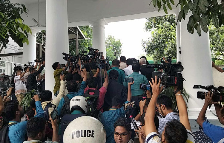 বৈষম্যবিরোধী আন্দোলনে রাজধানীর চানখাঁরপুলে ছয়জনকে হত্যার ঘটনায় মানবতাবিরোধী অপরাধের মামলায় ডিএমপির সাবেক কমিশনার হাবিবুর রহমানসহ আটজনের বিরুদ্ধে রাষ্ট্রপক্ষের সাক্ষ্য দিতে যুব ও ক্রীড়া উপদেষ্টা আসিফ মাহমুদ সজীব ভূঁইয়া আন্তর্জাতিক অপরাধ ট্রাইব্যুনালে এসেছেন। ছবি: ফজলুল হক মৃধা