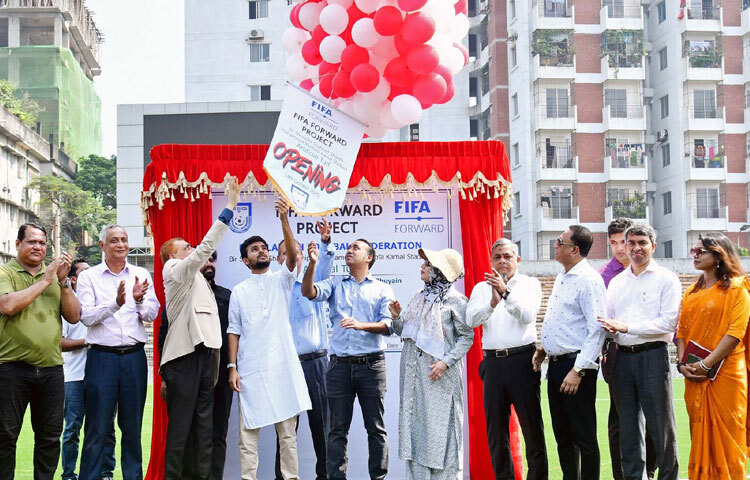 ঢাকায় কমলাপুরে বীরশ্রেষ্ট শহীদ সিপাহী মোহাম্মদ মোস্তফা কামাল স্টেডিয়ামে আর্টিফিশিয়াল টার্ফ মাঠ উদ্বোধন করেন যুব ও ক্রীড়া উপদেষ্টা আসিফ মাহমুদ সজীব ভূঁইয়া। ছবি: পিআইডি