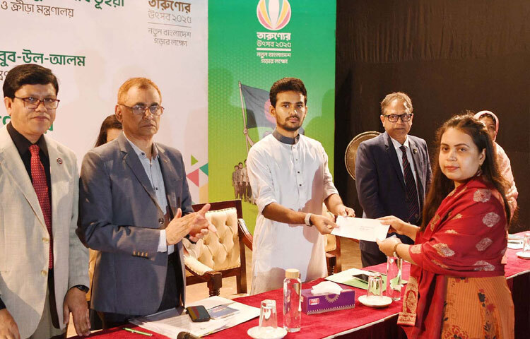 ঢাকায় পুরানো পল্টনে জাতীয় ক্রীড়া পরিষদ মিলনায়তনে নির্বাচিত ৬৪ জেলার শ্রেষ্ঠ যুব সংগঠন এবং ঢাকা জেলার যুব সংগঠনসমূহকে যুব কল্যাণ তহবিল হতে চেক প্রদান করেন যুব ও ক্রীড়া উপদেষ্টা আসিফ মাহমুদ সজীব ভূঁইয়া। ছবি: পিআইডি