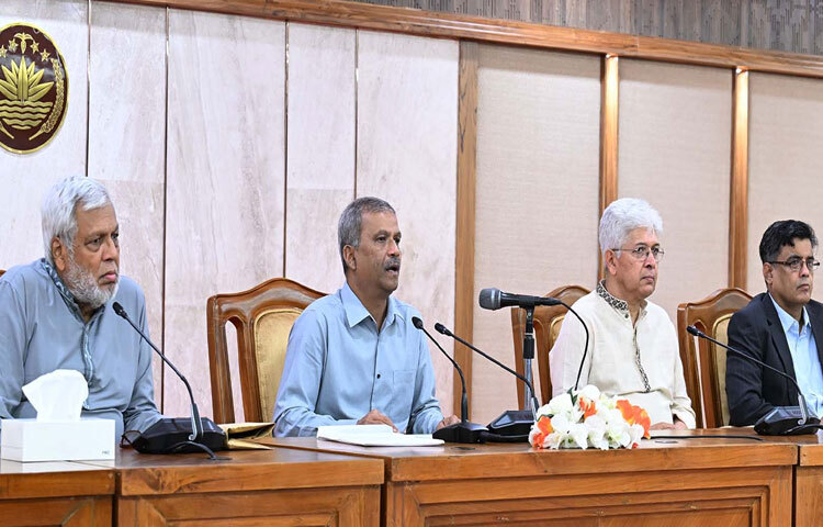 ঢাকায় তেজগাঁওয়ে প্রধান উপদেষ্টার কার্যালয়ে জুলাই সনদ প্রণয়ন এবং বাস্তবায়ন বিষয়ক উপদেষ্টা পরিষদের জরুরি সভা শেষে সংবাদ সম্মেলনে ব্রিফ করেন আইন, বিচার ও সংসদ বিষয়ক উপদেষ্টা ড. আসিফ নজরুল। ছবি: পিআইডি