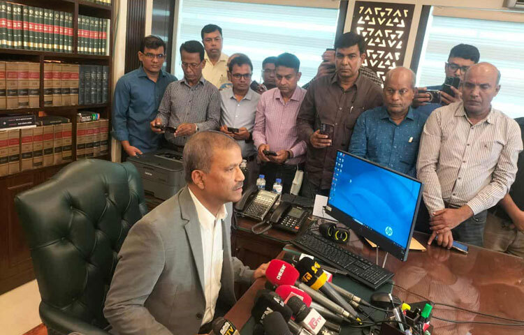 আইন, বিচার ও সংসদবিষয়ক উপদেষ্টা অধ্যাপক ড. আসিফ নজরুল বলেছেন, শেখ হাসিনার বিচারের রায়ে আমি সন্তুষ্ট। তবে আমি বিস্মিত নয়। তাকে ফিরিয়ে দিতে ভারত সরকারের কাছে আবার চিঠি দেওয়া হবে। ছবি: সাইদ শিপন