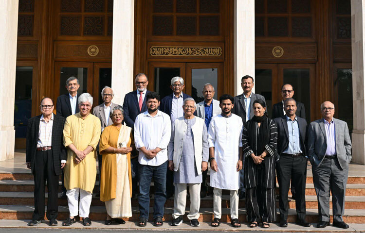অন্তর্বর্তী সরকারের প্রধান উপদেষ্টা প্রফেসর মুহাম্মদ ইউনূস রাজধানীর তেজগাঁওয়ে প্রধান উপদেষ্টার কার্যালয়ে উপদেষ্টা পরিষদের বৈঠকের পর বিদায়ি উপদেষ্টা মো. মাহফুজ আলম এবং আসিফ মাহমুদ সজীব ভূঁইয়ার সম্মানে একটি মধ্যাহ্নভোজনের আয়োজন করেন এবং তাদের সঙ্গে ছবি তোলেন। ছবি: সিএ প্রেস উইং