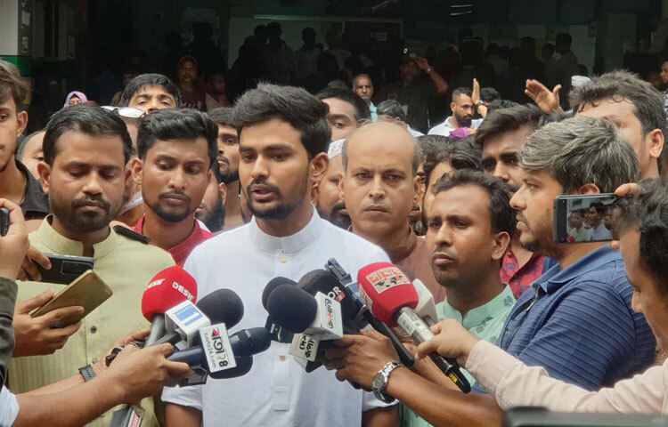 গণঅধিকার পরিষদের সভাপতি ও ডাকসুর সাবেক ভিপি নুরুল হক নুরকে দেখতে ঢাকা মেডিকেল কলেজ (ঢামেক) হাসপাতালে যুব ও ক্রীড়া উপদেষ্টা আসিফ মাহমুদ সজীব ভূঁইয়া। ছবি: কাজী আল আমিন