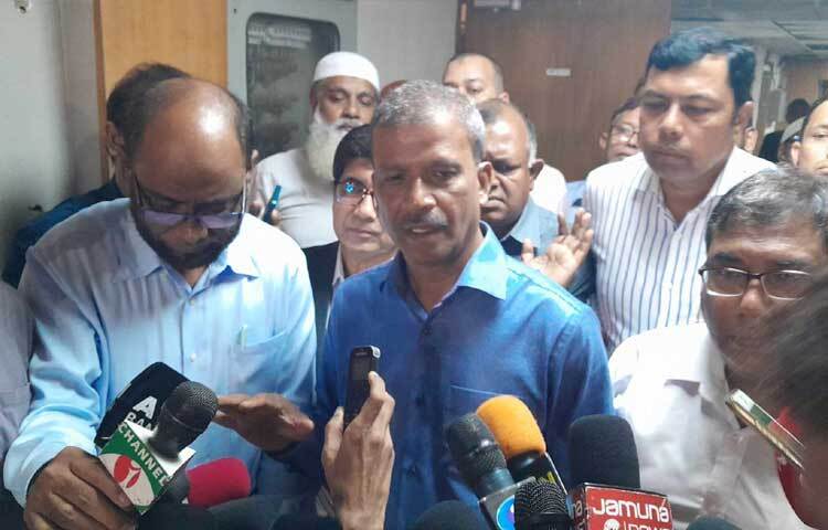 দুপুরের মধ্যে প্রধান বিচারপতি ওবায়দুল হাসানের পদত্যাগে শিক্ষার্থীদের দাবির বিষয়ে আইন, বিচার ও সংসদ বিষয়ক উপদেষ্টা ড. আসিফ নজরুল বলেছেন, প্রধান বিচারপতির কী করা উচিত এটা উনার বিবেচনার ওপর ছেড়ে দিলাম। ছবি: মাসুদ রানা