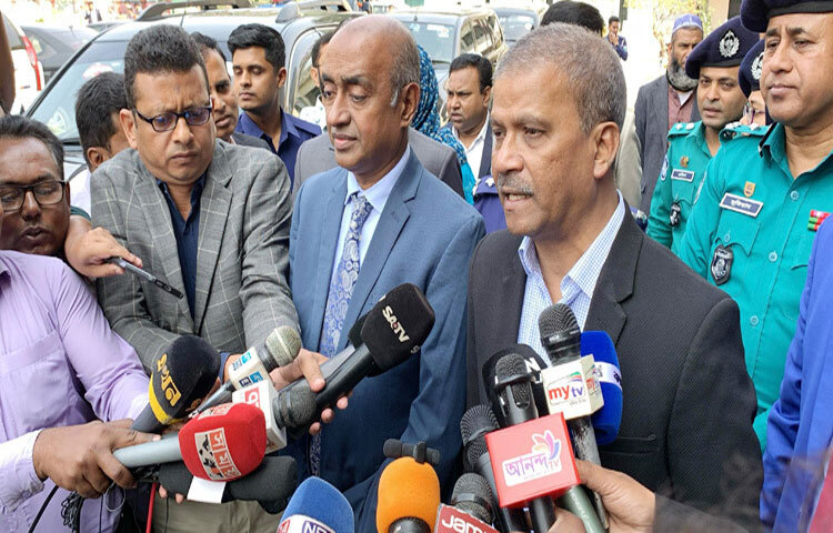 পতিত ফ্যাসিস্ট শক্তির টাকা এবং বদ মতলবের কারণে পরিস্থিতি খারাপ হচ্ছে বলে মন্তব্য করেছেন আইন উপদেষ্টা আসিফ নজরুল। ছবি: সাখাওয়াত হোসেন