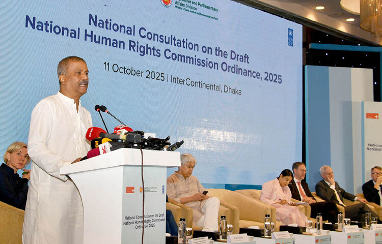 আইন, বিচার ও সংসদ বিষয়ক উপদেষ্টা ড. আসিফ নজরুল ঢাকায় হোটেল ইন্টারকন্টিনেন্টালে ‘জাতীয় মানবাধিকার কমিশন অধ্যাদেশ, ২০২৫ (খসড়া)’ বিষয়ক জাতীয় পরামর্শ সভায় বক্তৃতা করেন। ছবি: পিআইডি