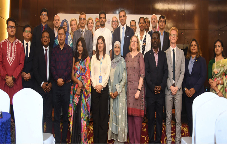 ঢাকায় গুলশানে লেকসোর হাইটস হোটেলের সম্মেলনকক্ষে কমনওয়েলথ চার্টার ওয়ার্কশপের উদ্বোধন শেষে অংশগ্রহণকারীদের সঙ্গে ফটোসেশনে অংশ নেন যুব ও ক্রীড়া উপদেষ্টা আসিফ মাহমুদ সজীব ভূঁইয়া। ছবি: পিআইডি