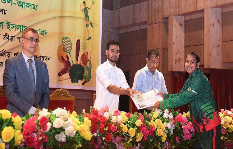 যুব ও ক্রীড়া উপদেষ্টা আসিফ মাহমুদ সজীব ভূঁইয়া ঢাকায় জাতীয় ক্রীড়া পরিষদ মিলনায়তনে ‘তৃণমূল পর্যায় অনূর্ধ্ব-১৬ ক্রীড়া প্রতিভা অন্বেষণ কর্মসূচি ২০২৪-২৫’র সমাপনীতে প্রশিক্ষণার্থীদের মাঝে সনদ বিতরণ করেন। ছবি: পিআইডি