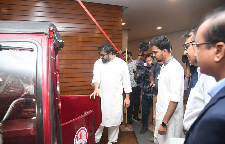 গুলশানে ঢাকা উত্তর সিটি কর্পোরেশনের নগর ভবন প্রাঙ্গণে তিন চাকার স্বল্প গতির ব্যাটারিচালিত রিক্সা (ই-রিক্সা) প্রশিক্ষণ কর্মসূচির উদ্বোধন করেন স্থানীয় সরকার, পল্লী উন্নয়ন ও সমবায় উপদেষ্টা আসিফ মাহমুদ সজীব ভূঁইয়া। ছবি: পিআইডি