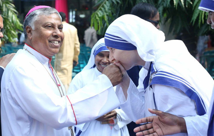প্রার্থনা শেষে একে অন্যের সঙ্গে আলিঙ্গন ও হাতে চুম্বন দিয়ে কুশলবিনিময় করেন। ছবি: মাহবুব আলম