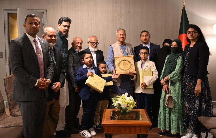 এসময় দিদারুল ইসলামের প্রতি সম্মাননা স্বরূপ পরিবারের সদস্যদের হাতে একটি ক্রেস্ট তুলে দেন প্রধান উপদেষ্টা।