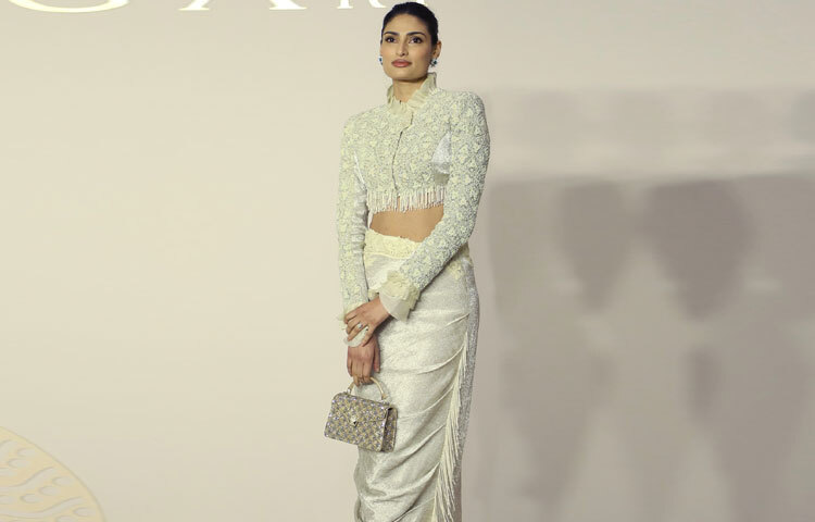 সাদা এবং রূপালী রঙের পোশাকে মোহনীয় বলিউড অভিনেত্রী আথিয়া শেঠি। সবচেয়ে বেশি নজরকাড়া ছিল তার হাতে থাকা রূপালী হ্যান্ডব্যাগটি।