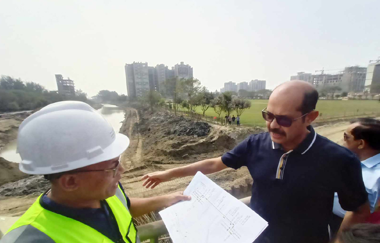 সুতিভোলা খালের অবৈধ উচ্ছেদ ও উন্নয়ন কার্যক্রম পরিদর্শন করেছেন ঢাকা উত্তর সিটি করপোরেশনের মেয়র আতিকুল ইসলাম। ছবি: মাহবুব আলম