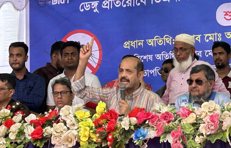 আগামী ২৭ এপ্রিলের পর থেকে নগরের কোনো বাসাবাড়ি, অফিস আদালতে এডিস মশার লার্ভা পেলে জেল, জরিমানাসহ আইনি সব ব্যবস্থা নেওয়া হবে বলে জানিয়েছেন ঢাকা উত্তর সিটি করপোরেশনের (ডিএনসিসি) মেয়র আতিকুল ইসলাম। ছবি: মুসা আহম্মেদ