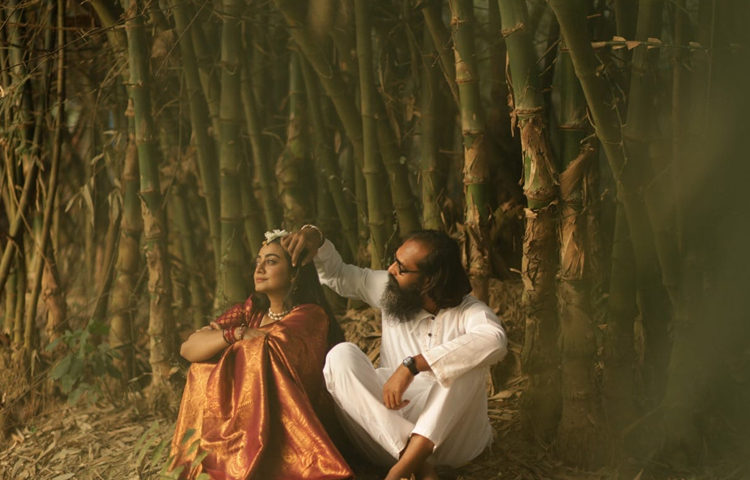 কয়েকমাস আগে দুই পরিবারের সদস্য ও ঘনিষ্ঠ বন্ধুদের উপস্থিতিতে ঘরোয়া আয়োজনে বিয়ে সেরেছেন অভিনেত্রী নাজিয়া হক অর্ষা ও অভিনেতা মোস্তাফিজুর নূর ইমরান। ছবি: অর্ষার ফেসবুক অ্যাকাউন্ট থেকে