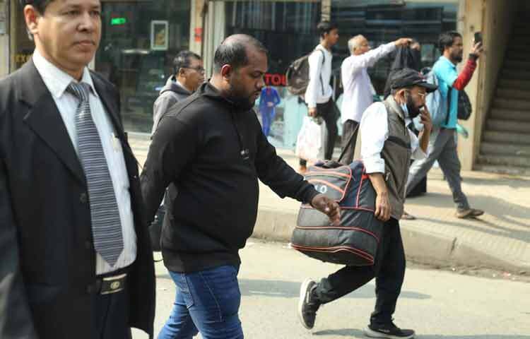 অনেকে ব্যাগ কাঁধে নিয়ে, কেউ আবার জুতা হাতে নিয়ে দ্রুত পায়ে হেঁটে অফিসের দিকে যেতে দেখা যায়।