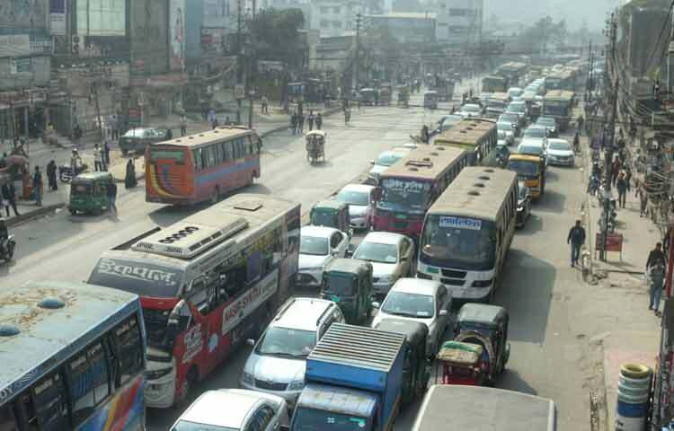 অবরোধের কারণে সবচেয়ে বেশি দুর্ভোগে পড়েন সাধারণ যাত্রীরা। সময়মতো অফিস, স্কুল কিংবা জরুরি কাজে পৌঁছাতে না পেরে অনেককে চরম ভোগান্তি পোহাতে হয়।