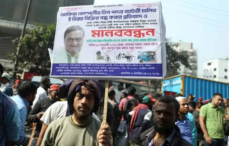 অবরোধকারীদের দাবি, আকিজ কোম্পানি উৎপাদিত তিন ধরনের ব্যাটারিচালিত ই-রিকশা বাজারে থাকায় প্রচলিত অটোরিকশাচালকরা আর্থিকভাবে ক্ষতিগ্রস্ত হচ্ছেন। এসব ই-রিকশা নিয়ন্ত্রণহীনভাবে চলাচল করায় যাত্রীসংখ্যা কমে যাচ্ছে, পাশাপাশি সড়কে দুর্ঘটনার ঝুঁকিও বাড়ছে এমন অভিযোগ তাদের।