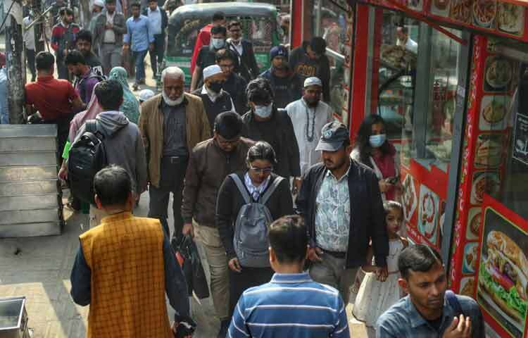 প্রত্যক্ষদর্শীরা জানান, সকাল থেকেই সড়কের দুই পাশে দীর্ঘ যানজট তৈরি হয়। বাস, প্রাইভেটকার, মোটরসাইকেল কোনো যানই এগোতে পারছিল না।