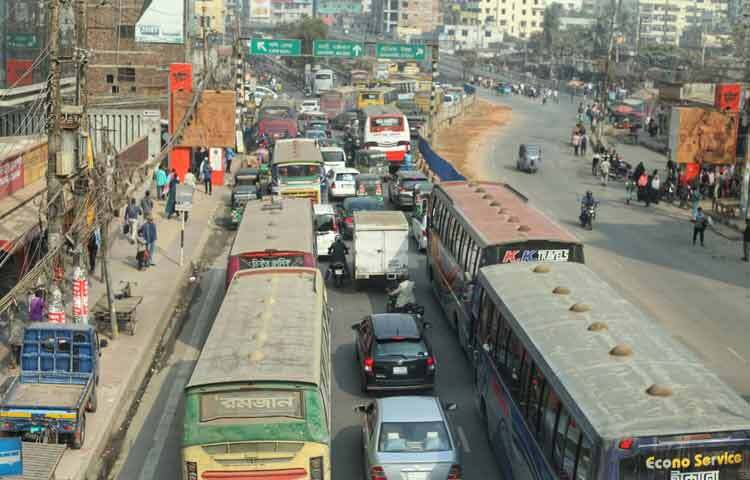 খবর পেয়ে ঘটনাস্থলে আইনশৃঙ্খলা রক্ষাকারী বাহিনীর সদস্যরা উপস্থিত হন এবং পরিস্থিতি স্বাভাবিক করার চেষ্টা করেন। তবে দাবি আদায় না হওয়া পর্যন্ত অবরোধ চালিয়ে যাওয়ার ঘোষণা দেন আন্দোলনকারীরা।