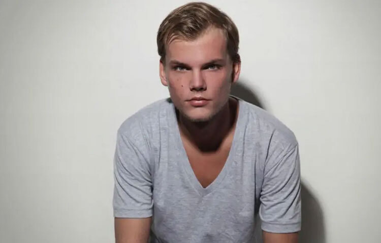 অ্যাভিসি: বিশ্বখ্যাত সুইডিশ ডিজে ও সঙ্গীতশিল্পী অ্যাভিসি ছিলেন এক অনন্য সুরের জাদুকর। তার শেষ পারফরম্যান্সও ছিল বিশ্বজুড়ে লাইভ সম্প্রচারিত-আলো, সুর আর উদ্দাম বিটে ভরে গিয়েছিল চারদিক। কিন্তু অনেকেই পরবর্তীতে বলেছেন, তার সেই শেষ প্লেলিস্ট যেন ছিল এক নীরব বিদায়ের ভাষা। মঞ্চের গর্জন শেষে নেমে আসে এক অদ্ভুত নীরবতা-যা আজও ভক্তদের মনে কাঁপন তোলে।