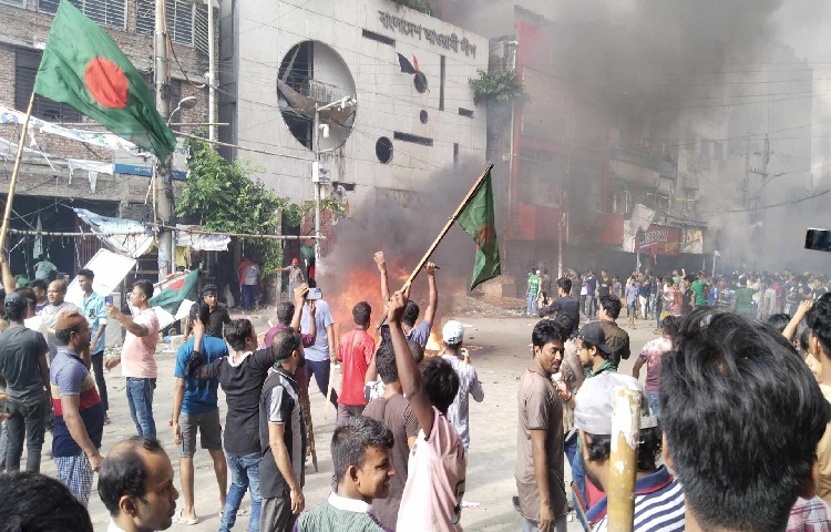 আওয়ামী লীগের কেন্দ্রীয় কার্যালয়ে আগুন দিয়েছে বিক্ষুব্ধ জনতা। ছবি: ইয়াসির আরাফাত