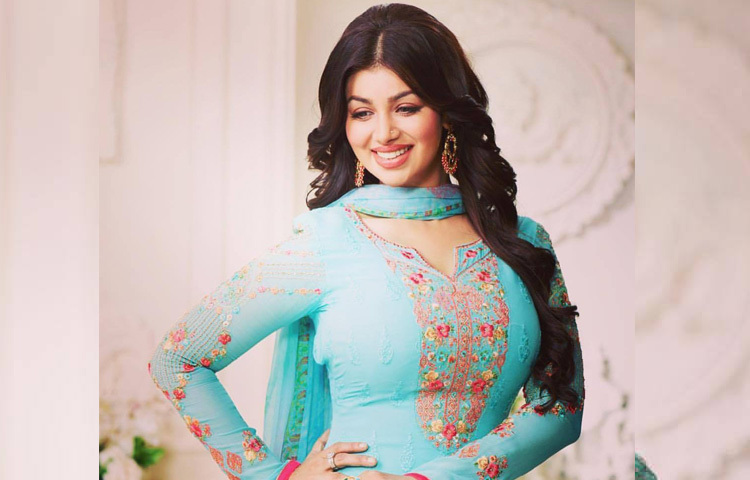 বিয়ের পর ধীরে ধীরে বলিউড থেকে সরে যান জনপ্রিয় এই নায়িকা।