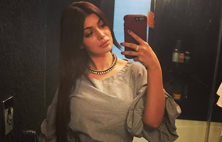 অল্প সময়ের ক্যারিয়ারে তিনি ‘ডোর’, ‘ওয়ান্টেড’, ‘সালাম-এ-ইশক’, ‘সোচা না থা’ সহ একাধিক চলচ্চিত্রে অভিনয় করেছেন।