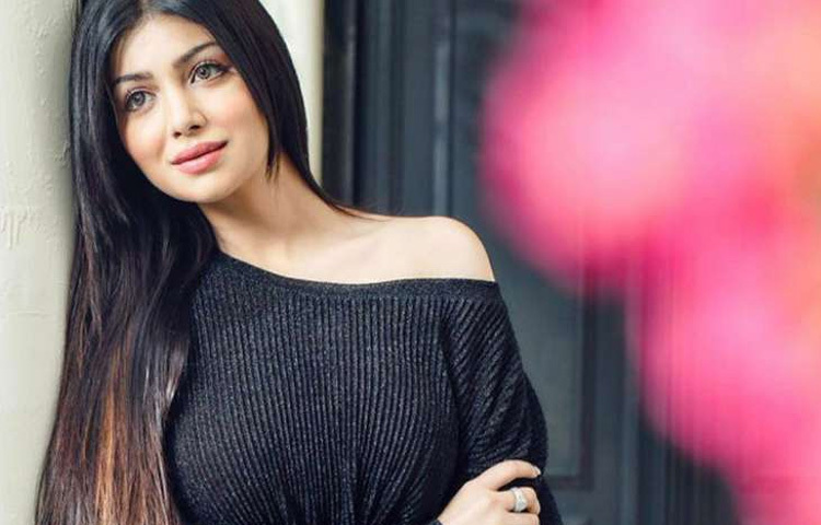 বিশেষ করে ‘ডোর’ সিনেমায় একজন রাজস্থানি নারী চরিত্রে তার অভিনয় এখনো দর্শকের স্মৃতিতে অমলিন।