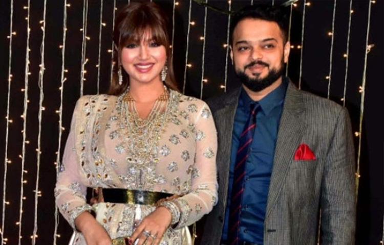 ২০০৯ সালে ব্যবসায়ী ও রাজনীতিবিদ ফারহান আজমিকে বিয়ে করেন আয়েশা। বিয়ের পর থেকে আয়েশা আজমি নামে পরিচিত হন এই নায়িকা।