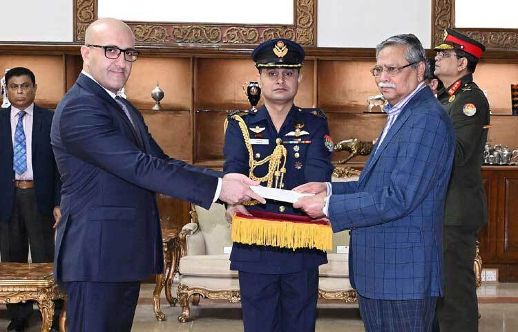 আজ বঙ্গভবনে রাষ্ট্রপতি মো.সাহাবুদ্দিনের কাছে পরিচয়পত্র পেশ করেন বাংলাদেশে আজারবাইজানের নবনিযুক্ত রাষ্ট্রদূত এলচিনে হুসেইনলি। ছবি: পিআইডি
