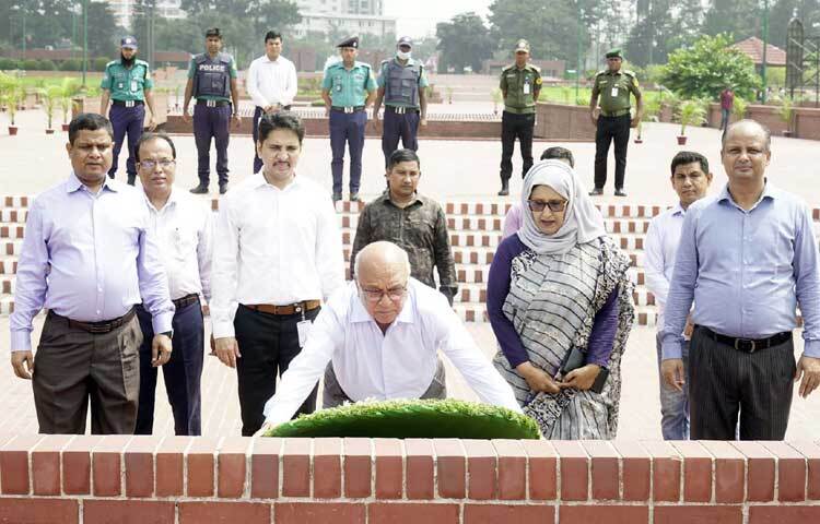 সাভারের জাতীয় স্মৃতিসৌধে বীর শহীদদের প্রতি শ্রদ্ধা জানিয়েছেন অন্তর্বর্তী সরকারে মুক্তিযুদ্ধবিষয়ক মন্ত্রণালয়ের উপদেষ্টা ফারুক-ই-আজম। ছবি: পিআইডি
