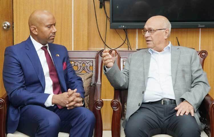 দুর্যোগ ব্যবস্থাপনা ও ত্রাণ উপদেষ্টা ফারুক ই আজম, বীর প্রতীকের সাথে মন্ত্রণালয়ে তার অফিসকক্ষে সাক্ষাৎ করেন বাংলাদেশে কানাডার হাইকমিশনার অজিত সিং। ছবি: পিআইডি