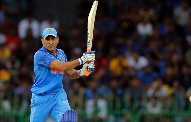 তার বাবা পাণ সিং ধোনি ছিলেন চাকরিজীবী, পরিবারে মধ্যবিত্ত জীবনের সীমাবদ্ধতা ছিল। তবে স্বপ্নে কোনো ছাঁক ছিল না। ক্রিকেট খেলার জন্য বিভিন্ন ছোট টুর্নামেন্টে ট্রেনে করে ঘণ্টার পর ঘণ্টা সফর করতেন ধোনি, রাত কাটাতেন স্টেশনে। জীবনের সেই সংগ্রামী অধ্যায় তাকে গড়ে তোলে এক অনমনীয় ব্যক্তিত্বে।