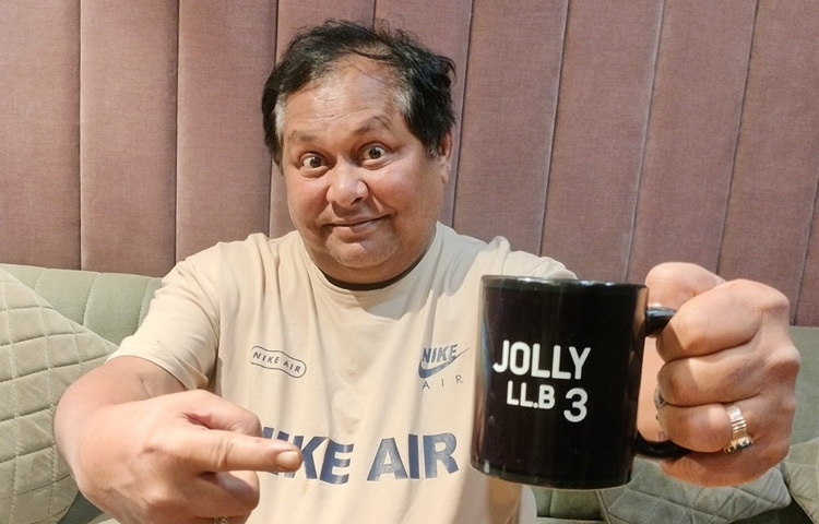 খরাজ মুখোপাধ্যায়ের ব্যক্তিজীবনও অনেক অনুপ্রেরণাদায়ক। স্ত্রী প্রতিভা মুখোপাধ্যায় সবসময় তার পাশে থেকেছেন ছায়ার মতো। অভিনেতা নিজেই বলেন, ‘ও না থাকলে আমি আজ এতদূর আসতে পারতাম না।’