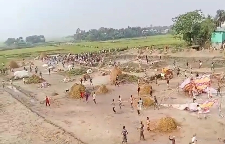 ব্রাহ্মণবাড়িয়ার সরাইলে ধান শুকানোর খলা দখল নিয়ে দুই পক্ষের দফায় দফায় সংঘর্ষে অন্তত ৫০জন আহত হয়েছেন। ছবি: আবুল হাসনাত মো. রাফি