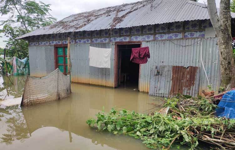 ব্রাহ্মণবাড়িয়ার আখাউড়ায় হাওড়া নদীর পানি ৯ সেন্টিমিটার কমেছে। ফলে আখাউড়ায় বন্যা পরিস্থিতি কিছুটা উন্নতির দিকে। ছবি: আবুল হাসনাত মো. রাফি