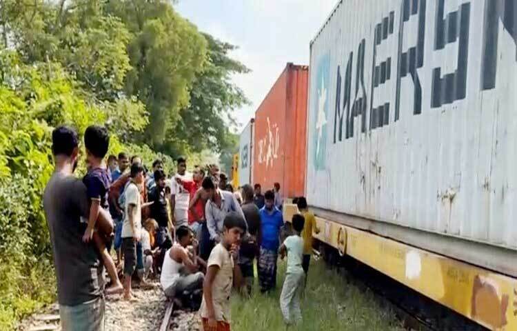 ব্রাহ্মণবাড়িয়ায় মালবাহী ট্রেনের বগি লাইনচ্যুতির ঘটনা ঘটেছে। তবে ডাউন লাইনে ঢাকার সঙ্গে সিলেট-চট্টগ্রামের ট্রেন চলাচল স্বাভাবিক রয়েছে। ছবি: আবুল হাসনাত মো. রাফি