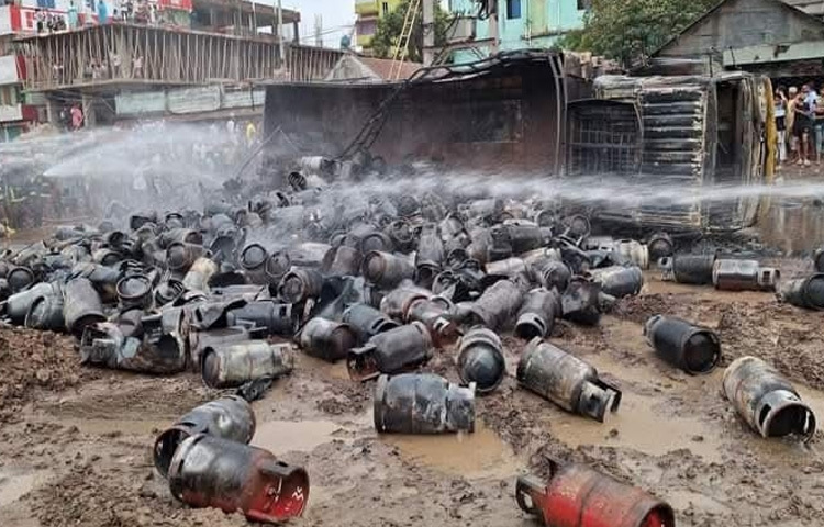 ব্রাহ্মণবাড়িয়ায় খানাখন্দে ভরা মহাসড়কে গ্যাস সিলিন্ডার বোঝাই ট্রাক উল্টে একের পর এক সিলিন্ডার বিস্ফোরণের ঘটনা ঘটেছে। তবে এতে কোন হতাহতের কোনো ঘটনা ঘটেনি। ছবি: আবুল হাসনাত মো. রাফি