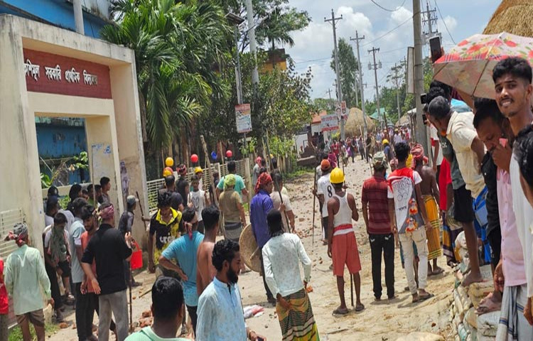 ব্রাহ্মণবাড়িয়ার সরাইলে জমি সংক্রান্ত বিরোধের জেরে দুই গোষ্ঠীর মধ্যে সংঘর্ষে শতাধিক আহত হয়েছেন। ছবি: আবুল হাসনাত মো. রাফি