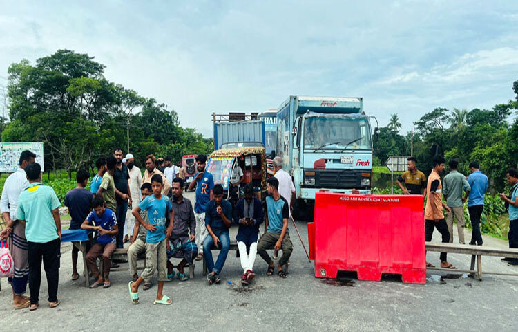 ব্রাহ্মণবাড়িয়া-৩ সংসদীয় আসন থেকে বিজয়নগর উপজেলার দুটি ইউনিয়নকে বাদ দিয়ে ব্রাহ্মণবাড়িয়া-২ আসনের সঙ্গে যুক্ত করায় বিক্ষোভ করছেন স্থানীয়রা। ছবি: আবুল হাসনাত মো. রাফি