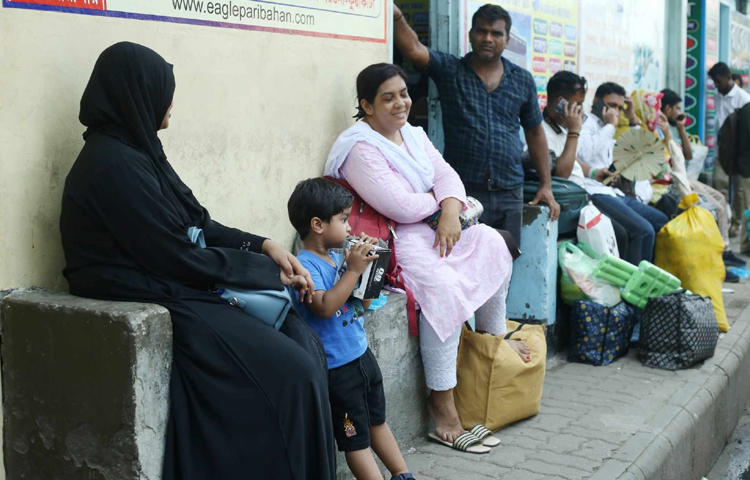 এছাড়া কলেজ-বিশ্ববিদ্যালয় ছুটি হয়ে যাওয়ায় যাত্রীদের বেশিরভাগই শিক্ষার্থী। ছবি: মাহবুব আলম