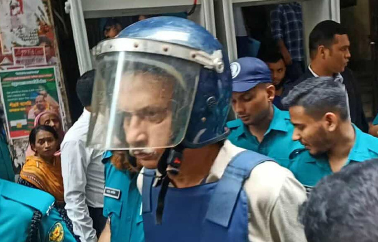 বনানী থানার চাঁদাবাজির মামলায় একাত্তর টিভির প্রধান সম্পাদক মোজাম্মেল বাবুকে গ্রেফতার দেখিয়েছেন আদালত। ছবি: সাইদ শিপন