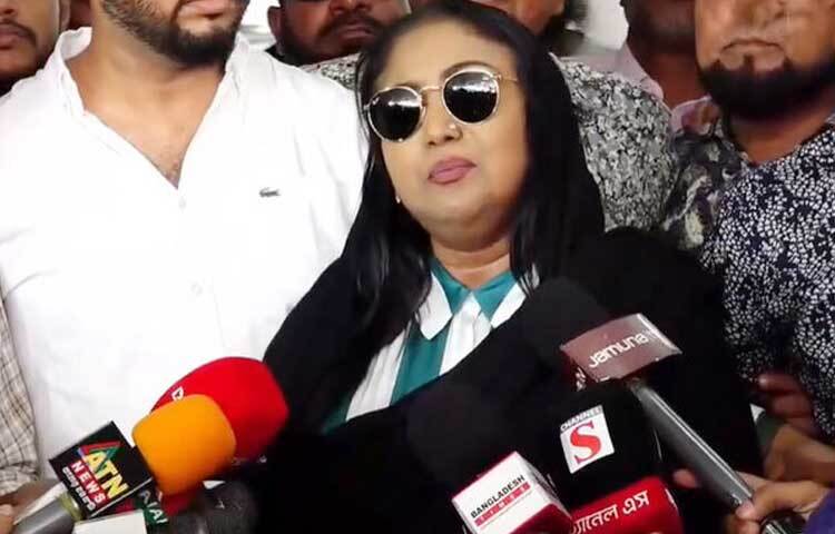 ৮ বছর পর যুক্তরাষ্ট্র থেকে দেশে ফিরেছেন কণ্ঠশিল্পী বেবী নাজনীন। সকালে বিমানবন্দরে নেমে গণমাধ্যমকর্মী ও বিএনপির কর্মীদের শুভেচ্ছায় সিক্ত হন জনপ্রিয় এই শিল্পী। ছবি: ভিডিও থেকে নেওয়া