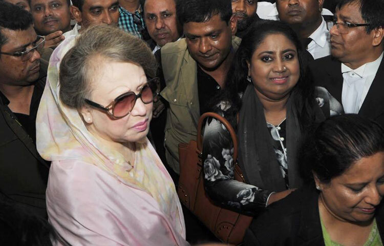 গানের পাশাপাশি তিনি যুক্ত হয়েছেন সামাজিক ও রাজনৈতিক কর্মকাণ্ডেও। যুক্তরাষ্ট্রে দীর্ঘদিন বসবাস করে প্রবাসী বাংলাদেশিদের সাংস্কৃতিক কর্মকাণ্ডে অংশগ্রহণ করেছেন। পরবর্তীতে বিএনপির রাজনীতির সঙ্গেও যুক্ত হন।