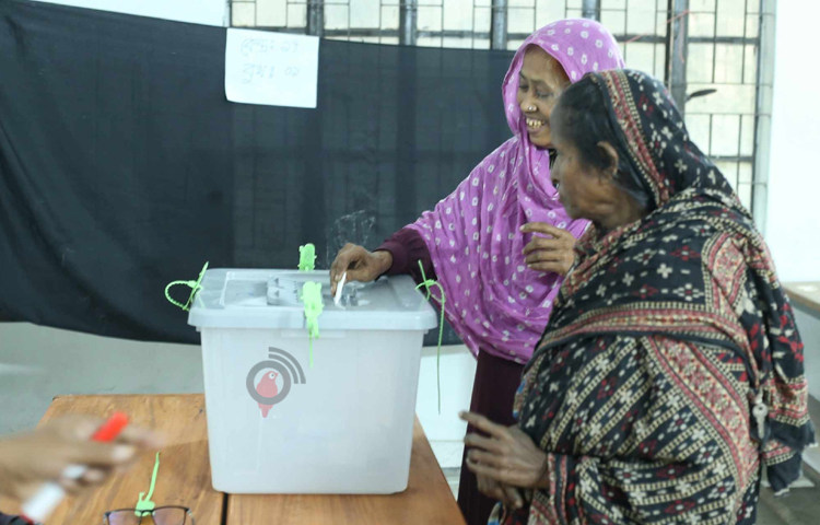 বাড্ডা হাই স্কুলের কেন্দ্রে হাসিমুখে ভোট দিচ্ছেন জনসাধারণরা। ছবি: মাহবুব আলম